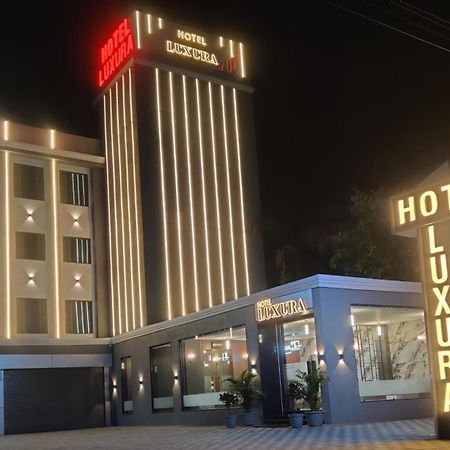 Hotel Luxura, Amhedabad Dış mekan fotoğraf