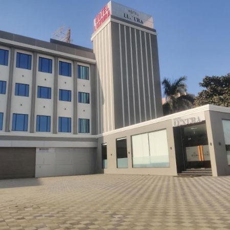 Hotel Luxura, Amhedabad Dış mekan fotoğraf