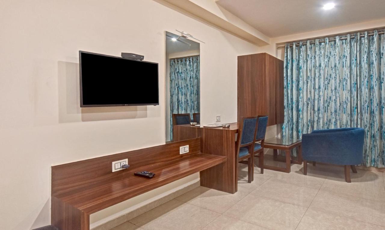 Hotel Luxura, Amhedabad Dış mekan fotoğraf