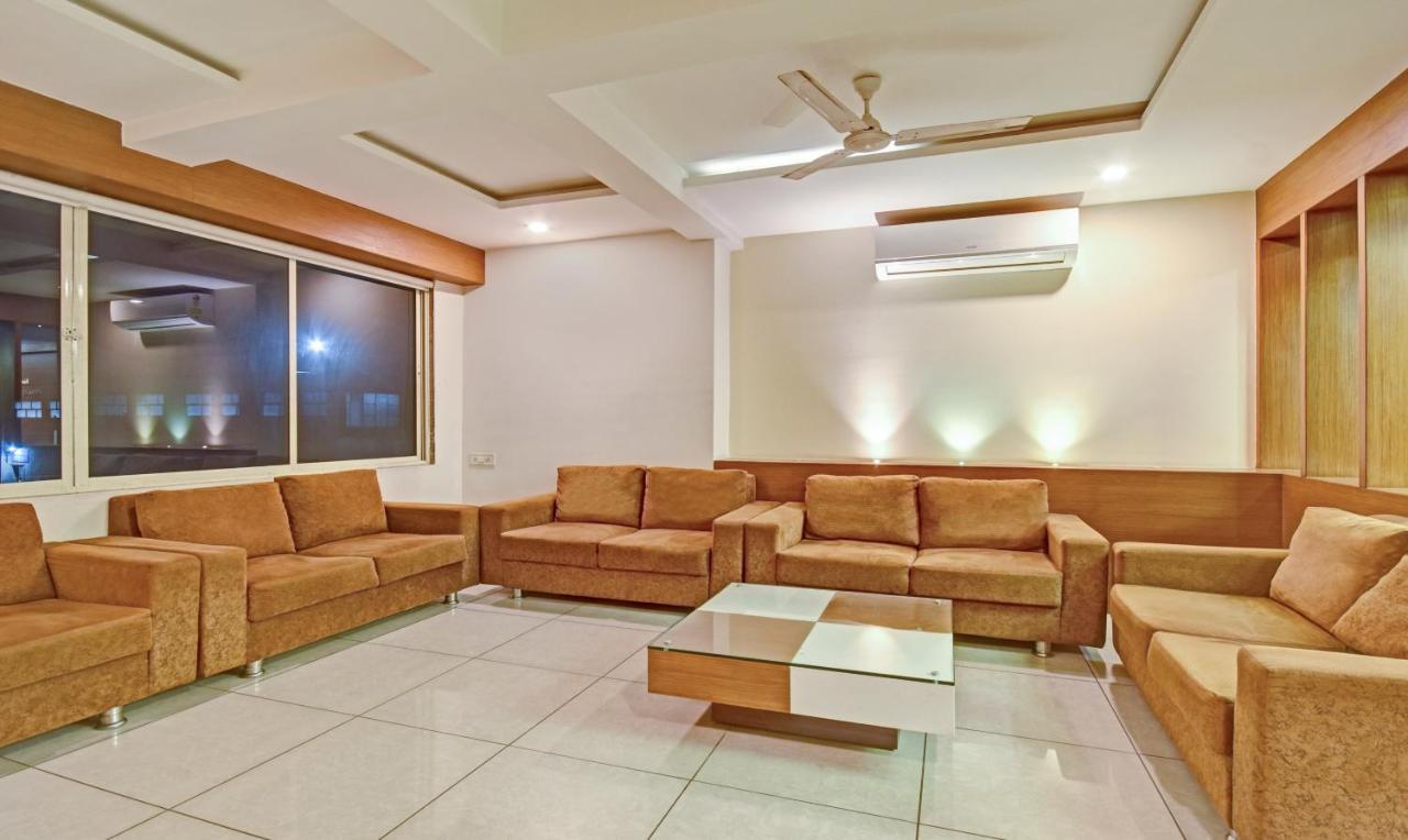 Hotel Luxura, Amhedabad Dış mekan fotoğraf