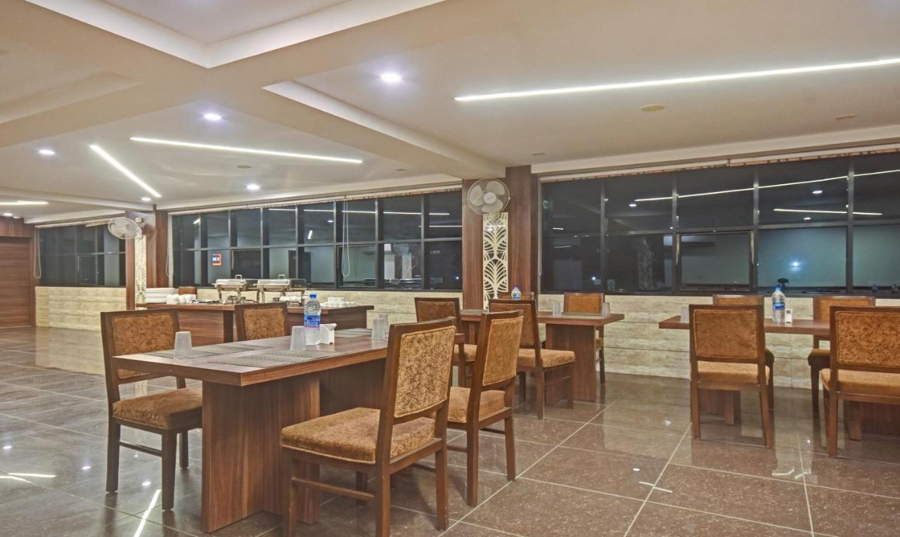 Hotel Luxura, Amhedabad Dış mekan fotoğraf