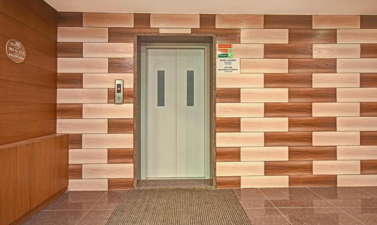 Hotel Luxura, Amhedabad Dış mekan fotoğraf