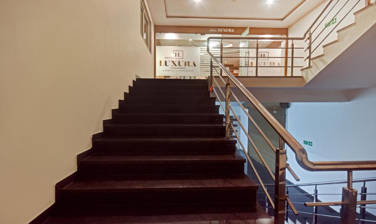 Hotel Luxura, Amhedabad Dış mekan fotoğraf