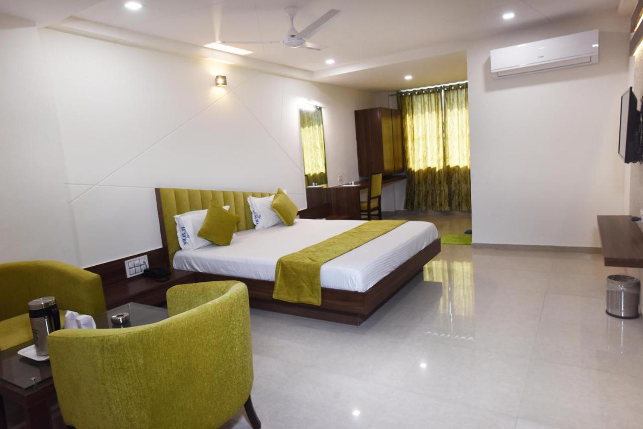 Hotel Luxura, Amhedabad Dış mekan fotoğraf