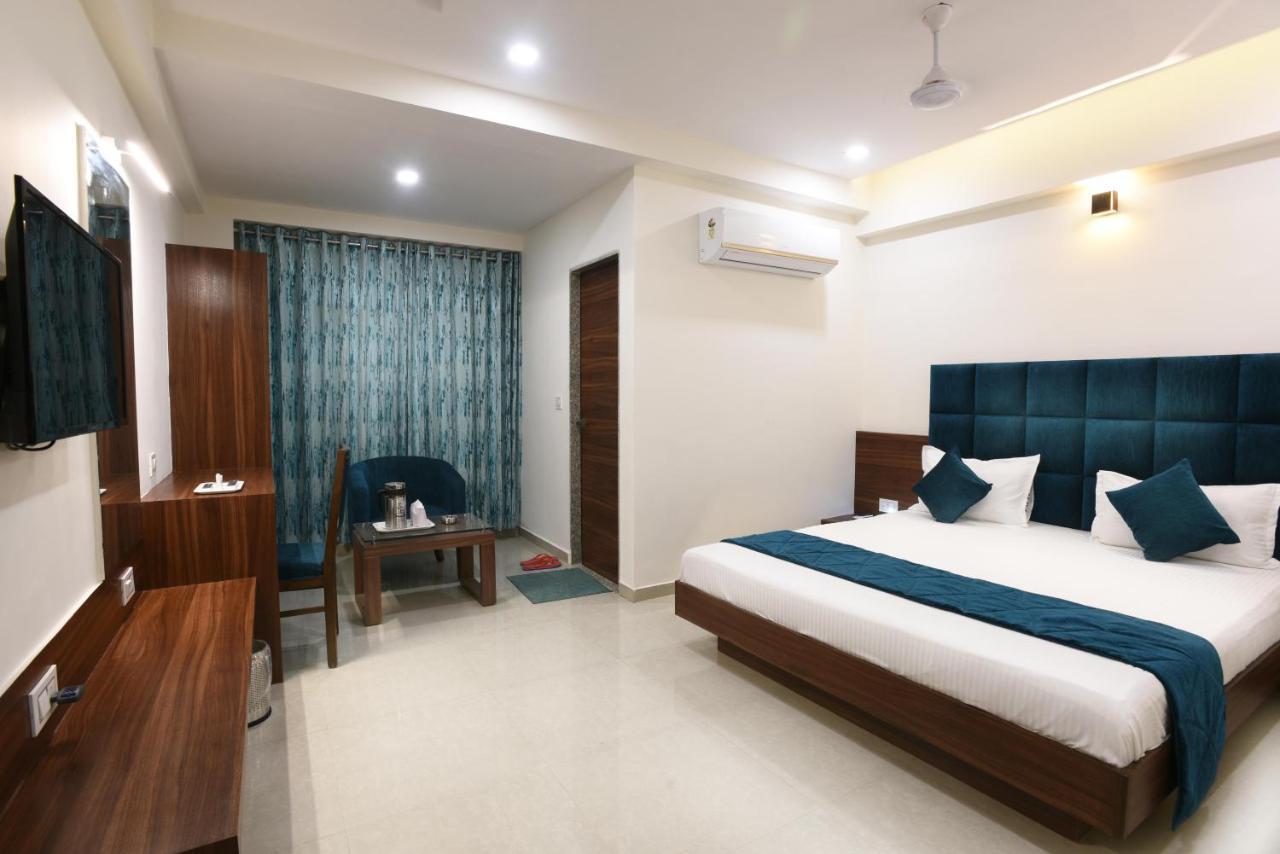 Hotel Luxura, Amhedabad Dış mekan fotoğraf