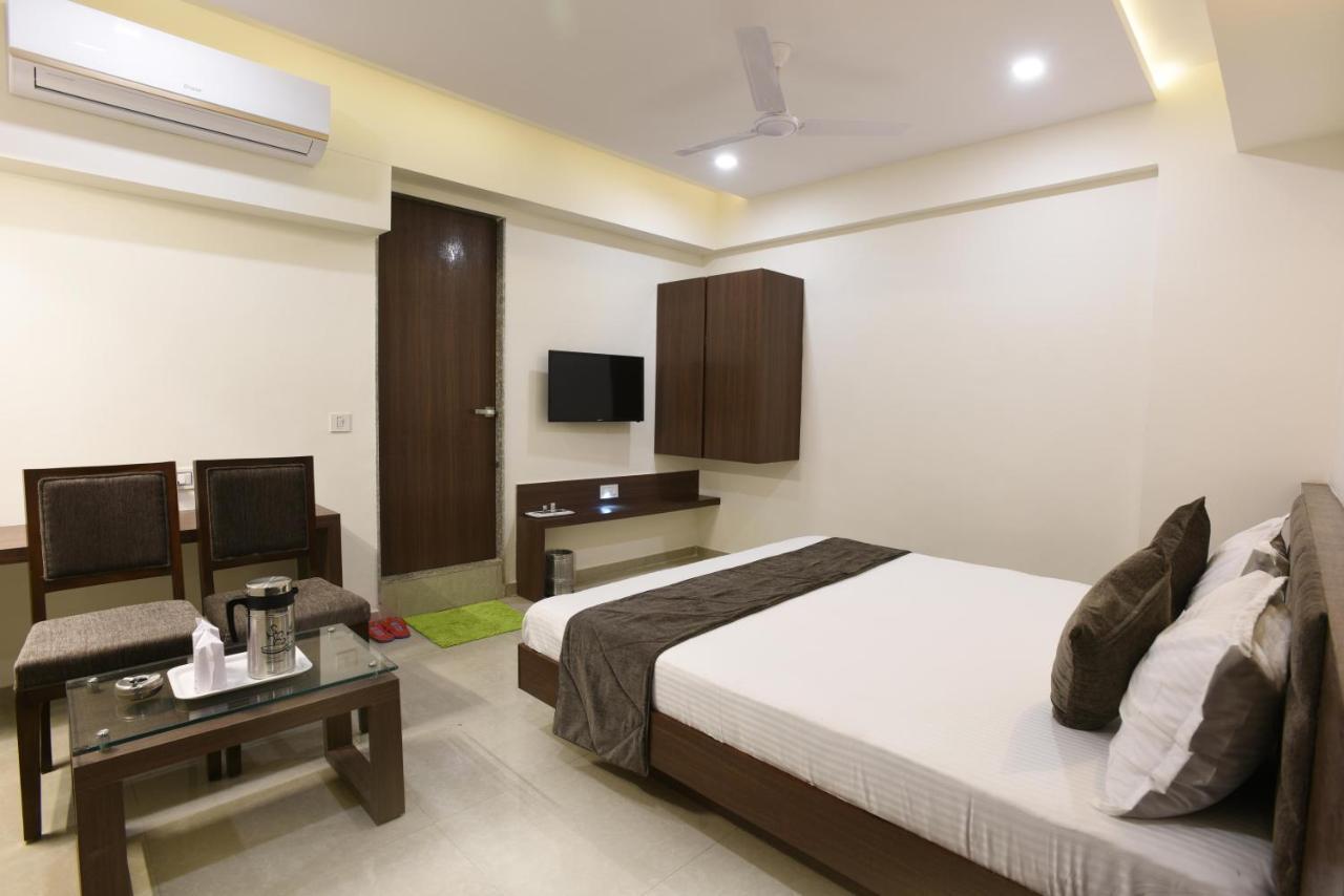 Hotel Luxura, Amhedabad Dış mekan fotoğraf