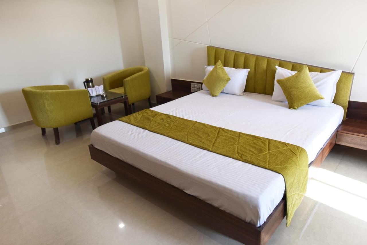 Hotel Luxura, Amhedabad Dış mekan fotoğraf