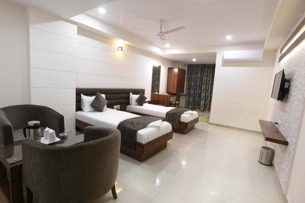 Hotel Luxura, Amhedabad Dış mekan fotoğraf