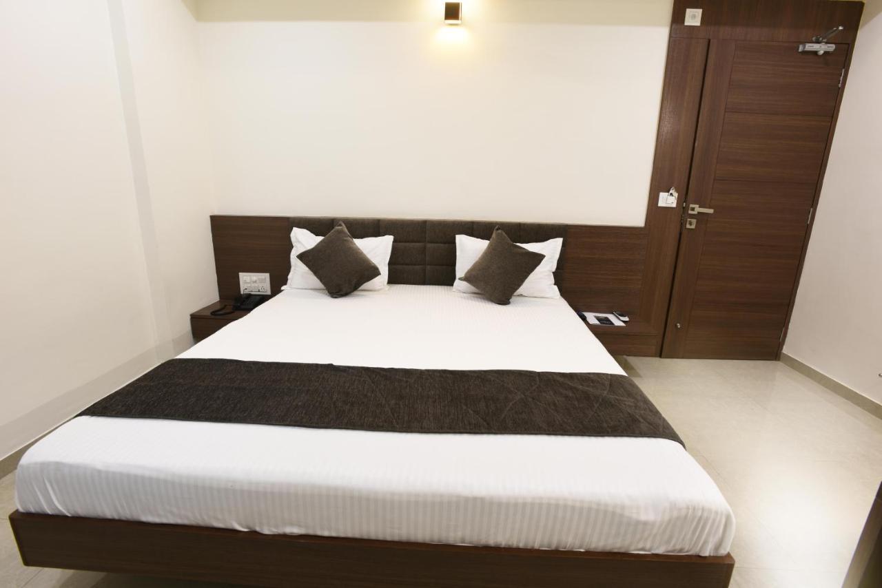 Hotel Luxura, Amhedabad Dış mekan fotoğraf