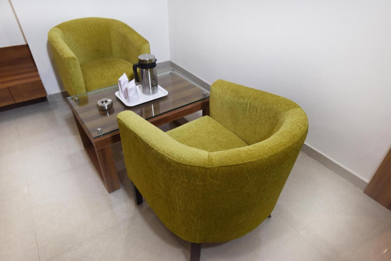 Hotel Luxura, Amhedabad Dış mekan fotoğraf