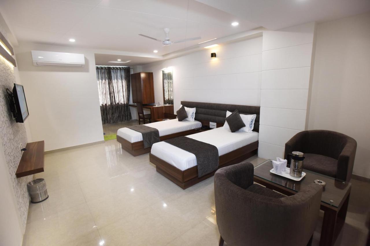 Hotel Luxura, Amhedabad Dış mekan fotoğraf
