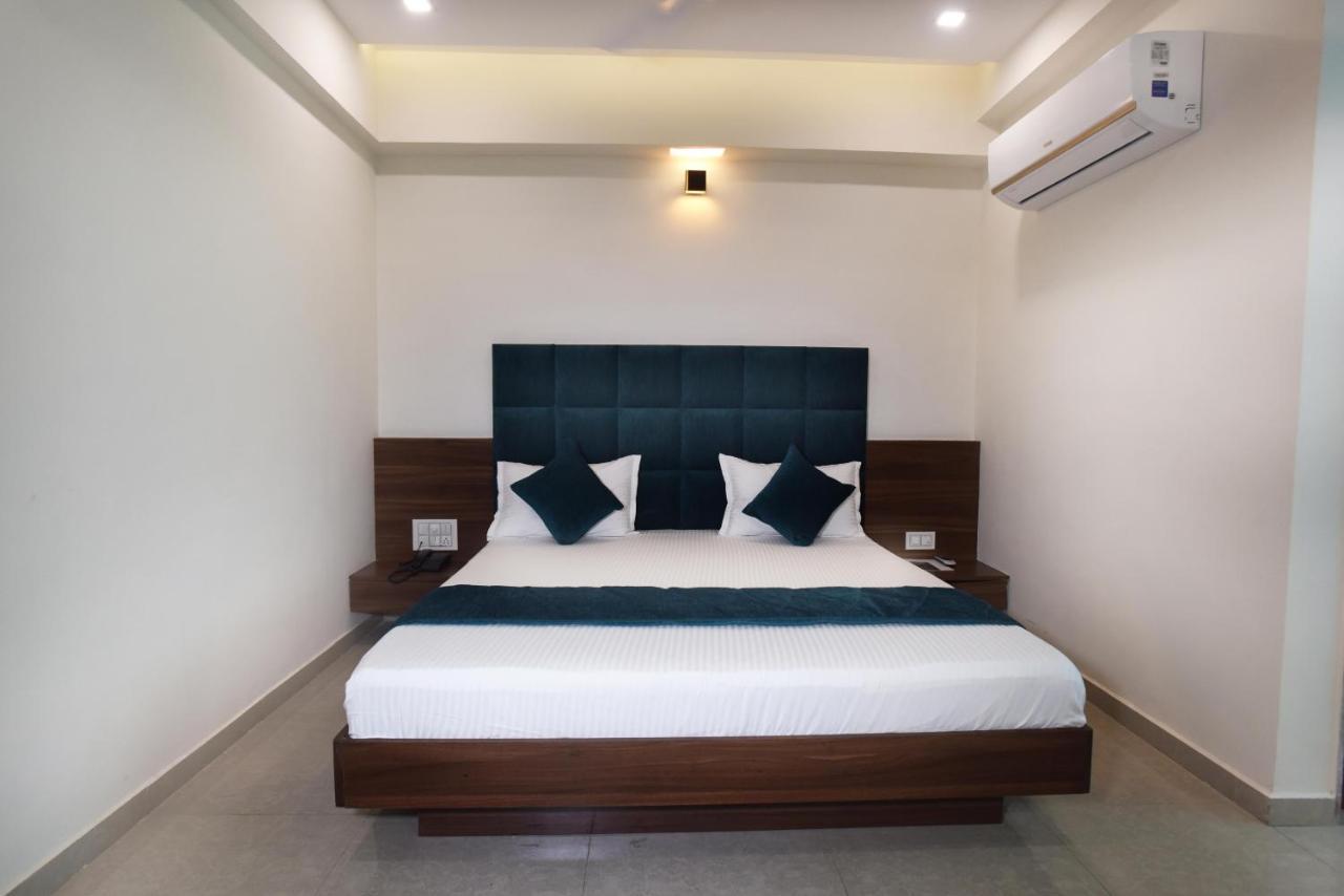 Hotel Luxura, Amhedabad Dış mekan fotoğraf