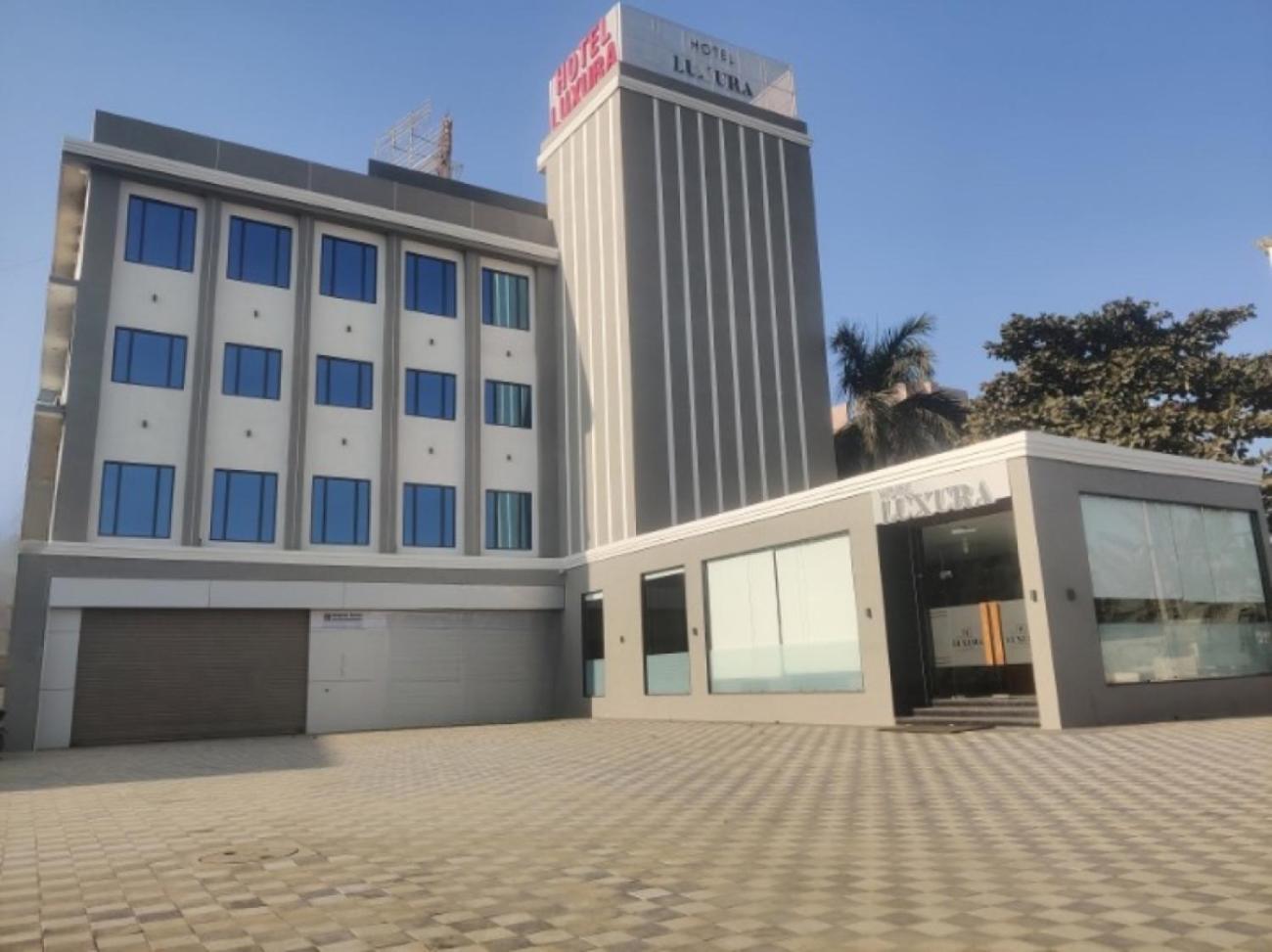 Hotel Luxura, Amhedabad Dış mekan fotoğraf